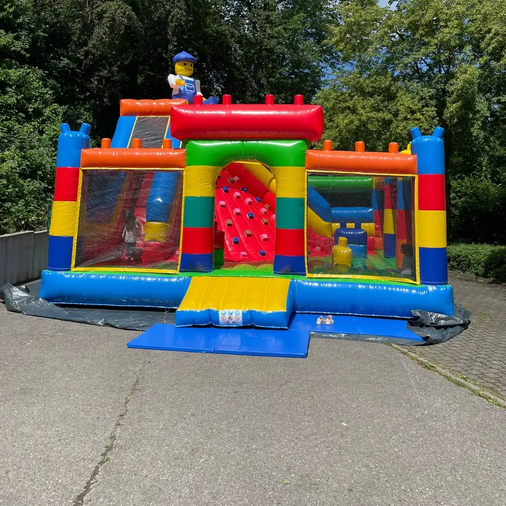 Hüpfburg Funland mittig in der Gesamtansicht