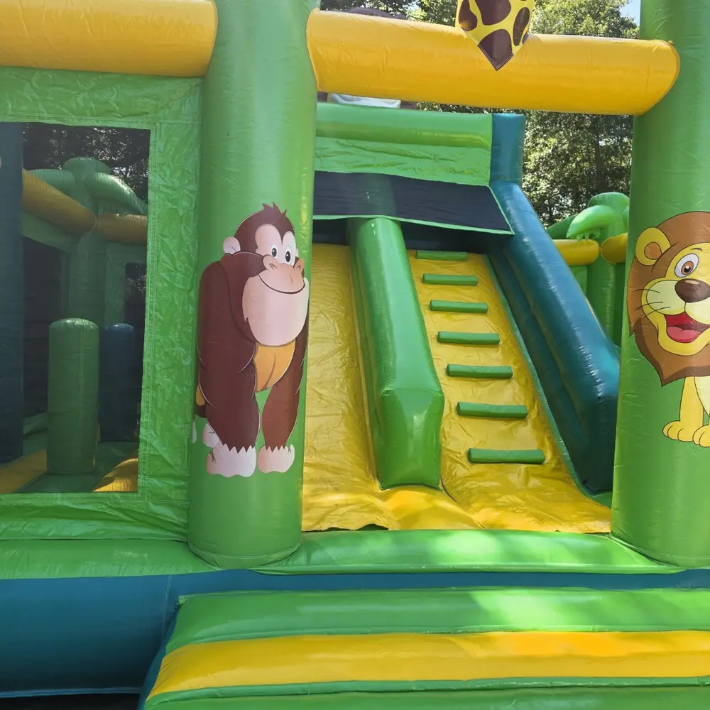 Kletterwand und Rutsche der Multifun Jungle