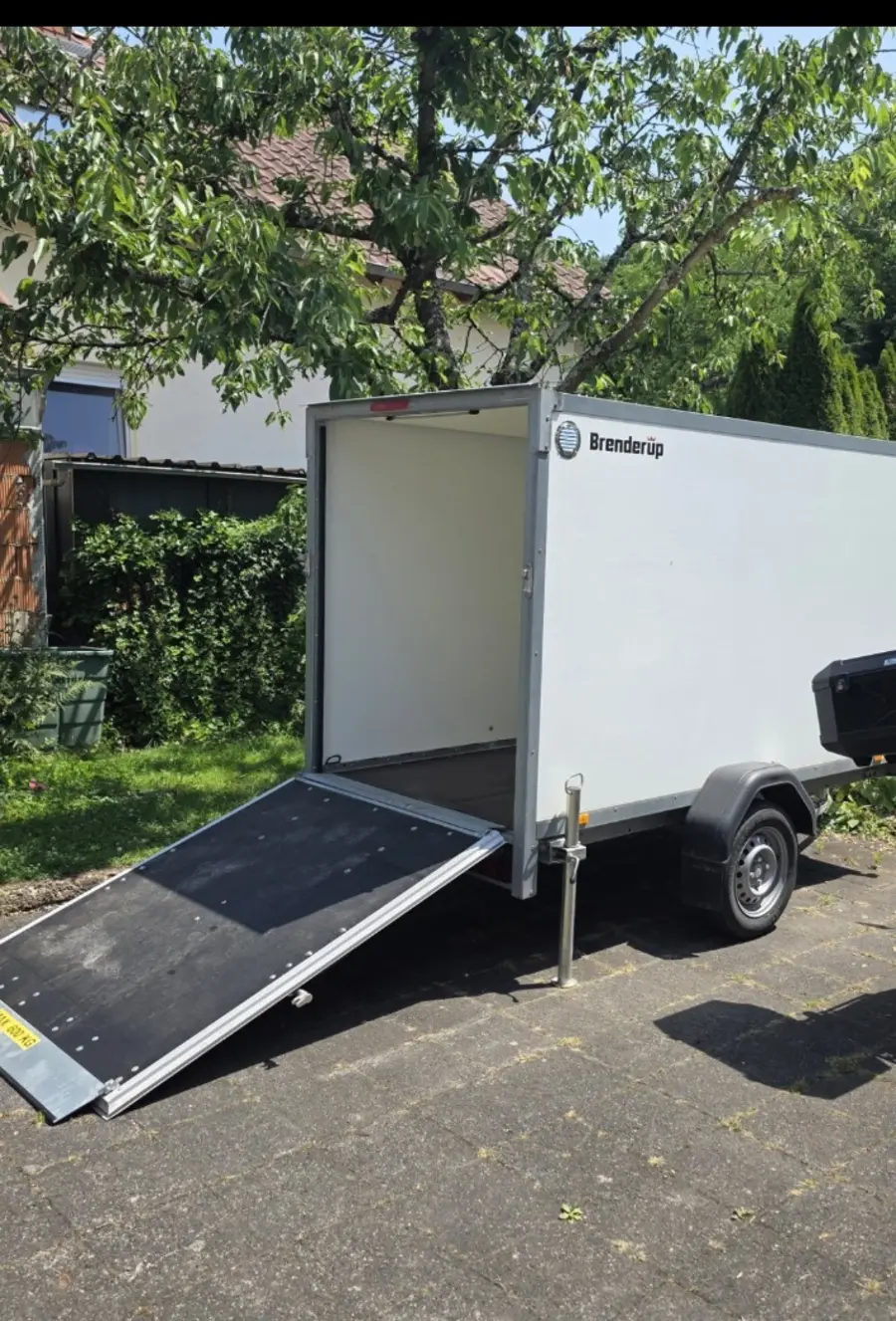 Kofferanhänger mit geöffneter Laderampe